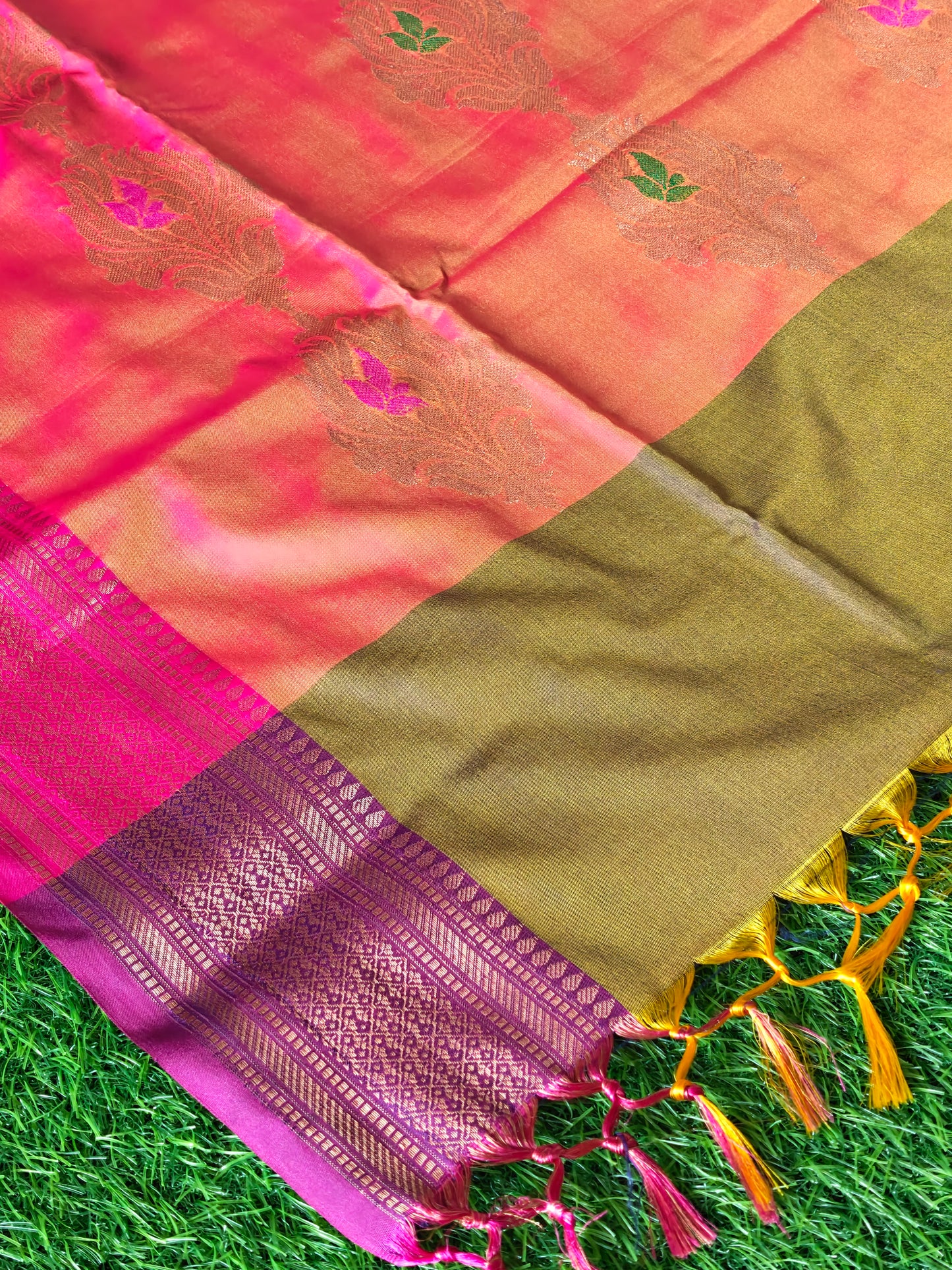 Double shades mehndi green contrast border n pallu saree