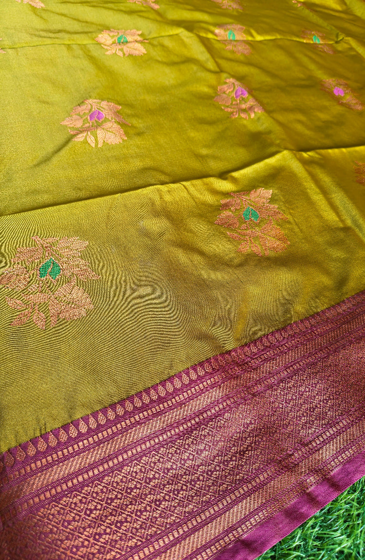 Double shades mehndi green colour ,contrast rani pink border n pallu saree