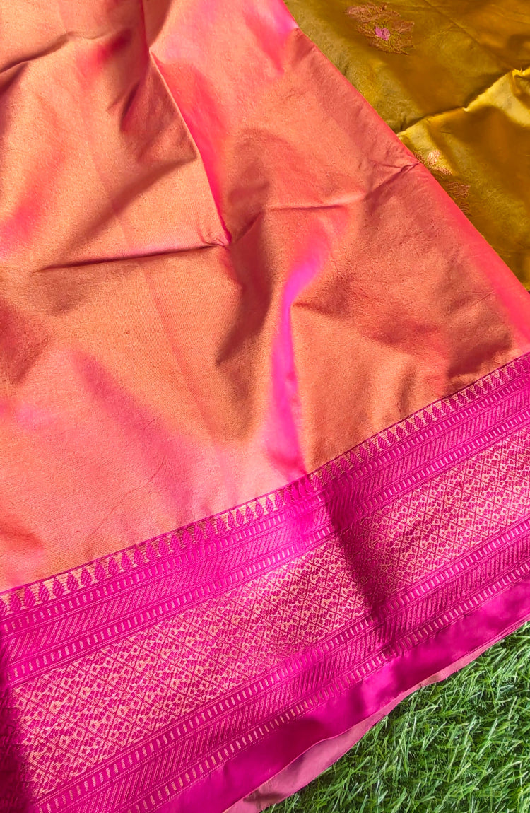 Double shades mehndi green colour ,contrast rani pink border n pallu saree