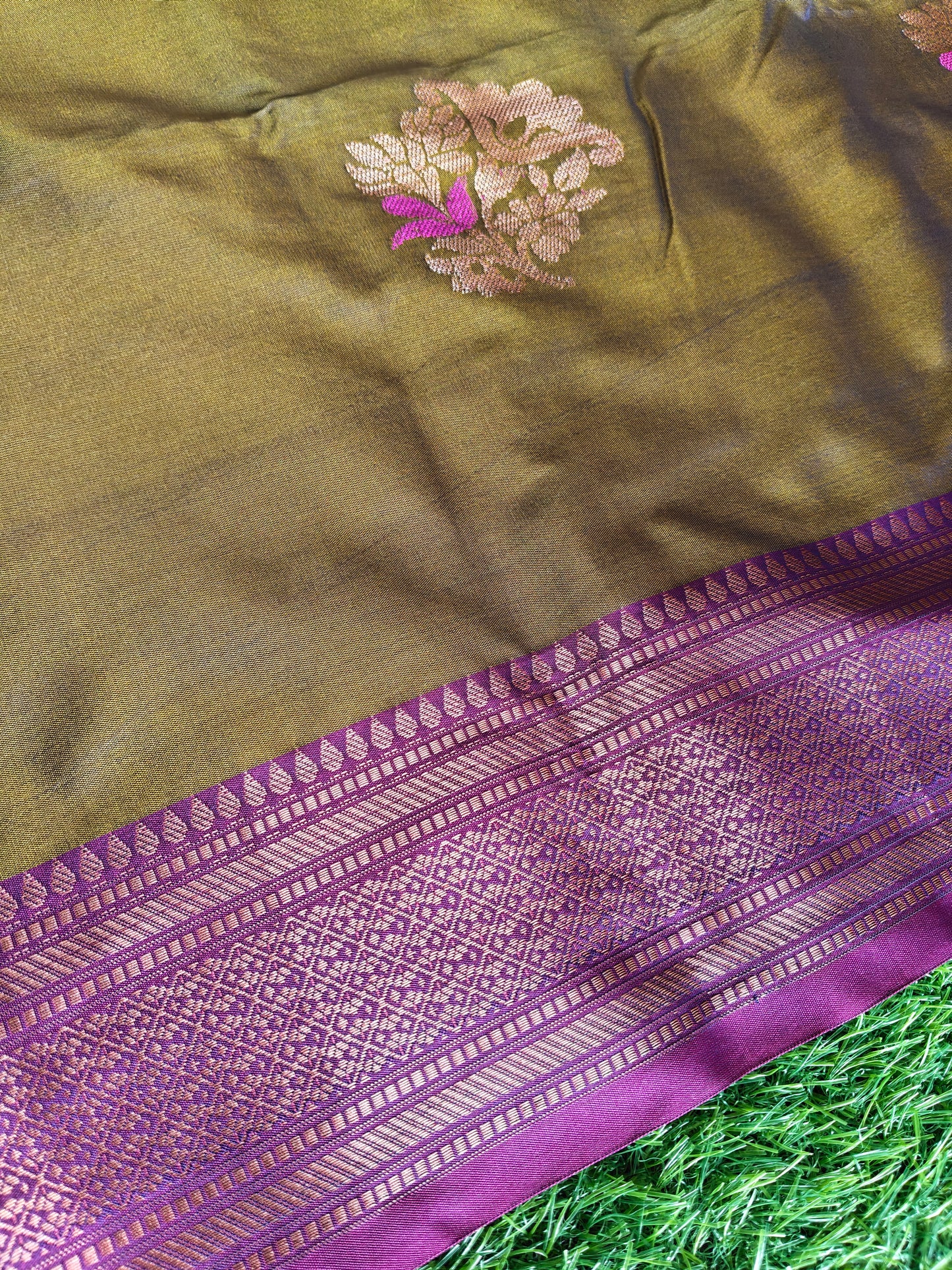 Double shades mehndi green contrast border n pallu saree