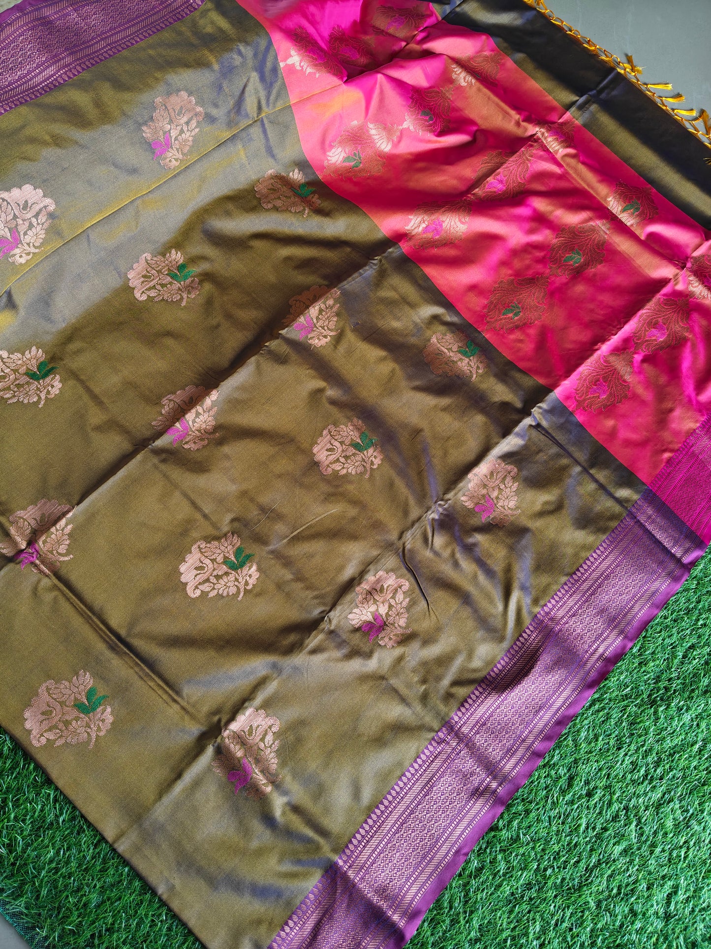 Double shades mehndi green contrast border n pallu saree