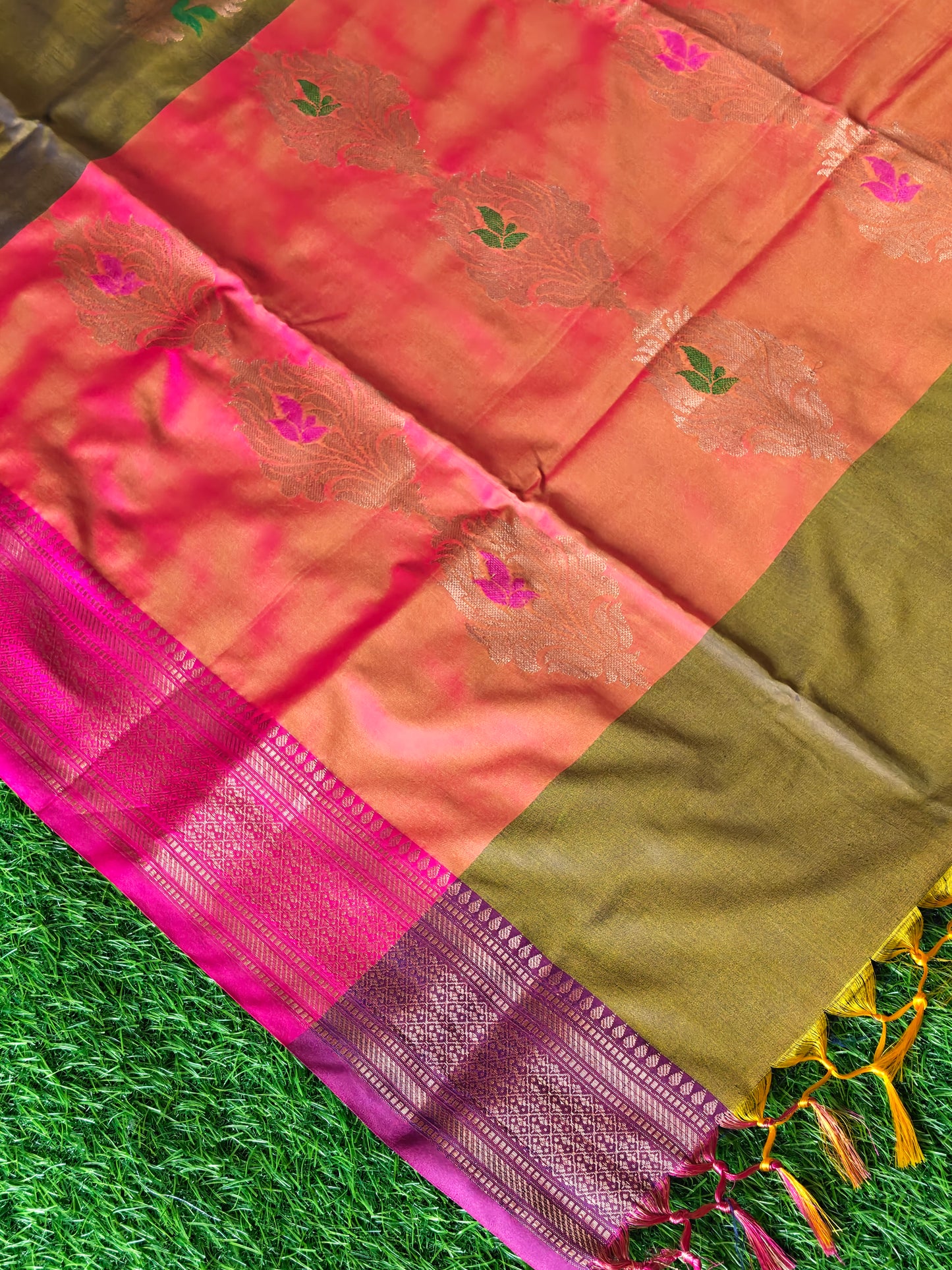 Double shades mehndi green contrast border n pallu saree