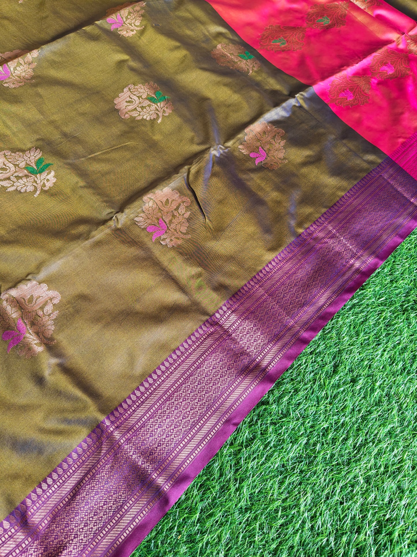 Double shades mehndi green contrast border n pallu saree